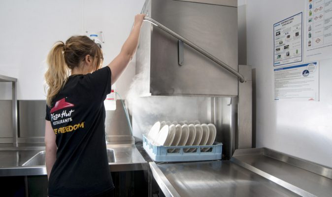 NÊN MUA MÁY RỬA CHÉN CÔNG NGHIỆP WINTERHALTER HAY RỬA CHÉN BẰNG TAY??? 23 Pizza Hut2 674x400 1