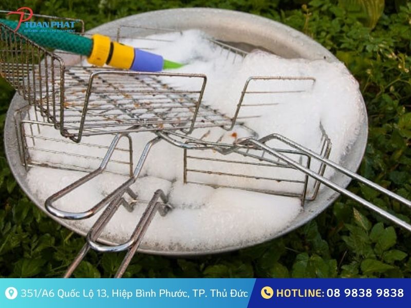 3 Cách vệ sinh lò nướng công nghiệp định kỳ sạch bền như mới 3 Làm sạch khay và vỉ nướng