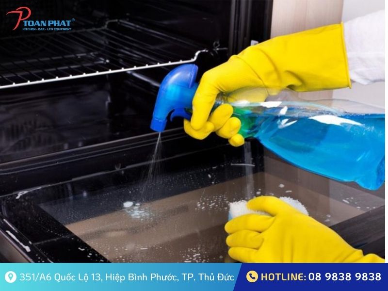3 Cách vệ sinh lò nướng công nghiệp định kỳ sạch bền như mới 2 Bôi dung dịch vệ sinh lên khoang lò