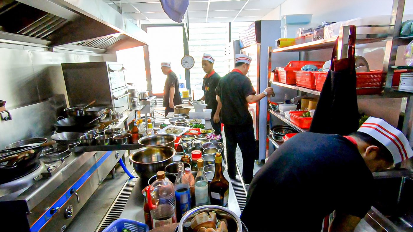 Kinh doanh nhà hàng có thể gặp những rủi ro gì? 6 nhan vien 1 1400x788 1