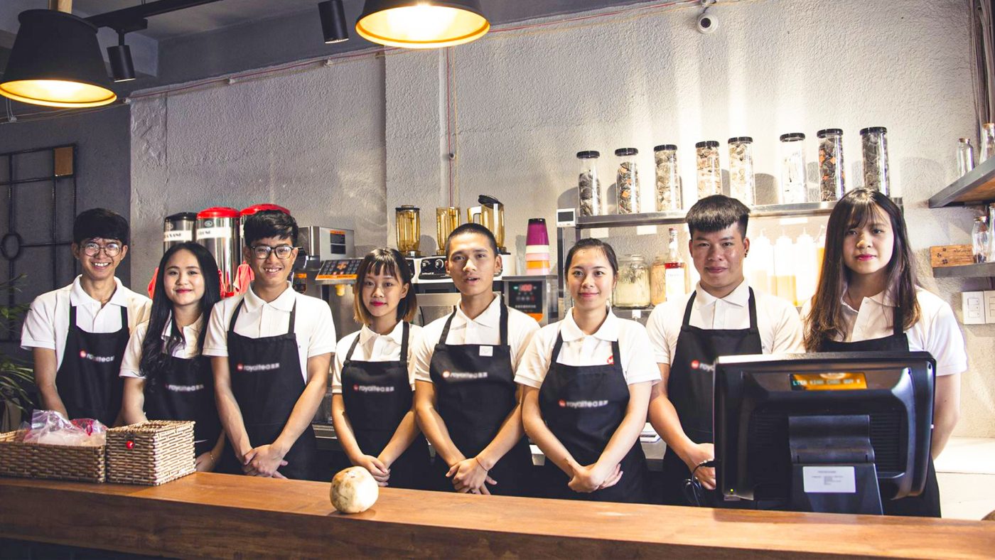 Kinh doanh nhà hàng có thể gặp những rủi ro gì? 8 nhan vien 3 1400x788 1