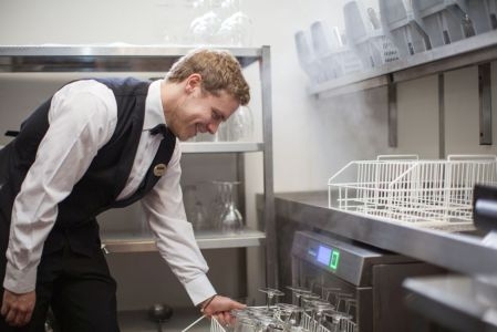 NÊN MUA MÁY RỬA CHÉN CÔNG NGHIỆP WINTERHALTER HAY RỬA CHÉN BẰNG TAY??? 22 winterhalter slide 1