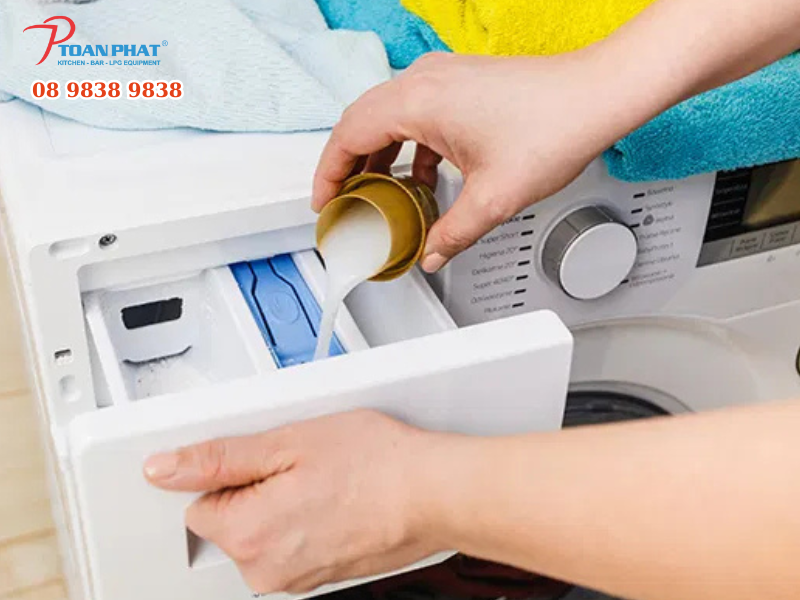 10 Cách tiết kiệm điện nước khi sử dụng máy giặt công nghiệp 4 Chọn nước giặt và nước xả phù hợp để tiết kiệm điện nước khi sử dụng máy giặt công nghiệp