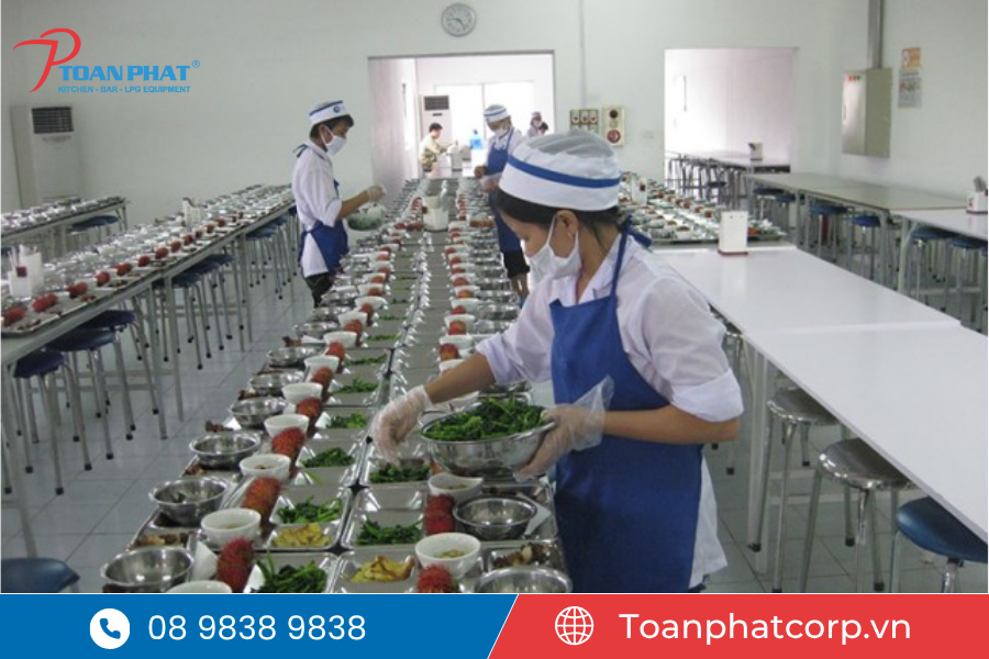 Sử dụng tủ nấu cơm công nghiệp để phục vụ suất ăn với số lượng lớn