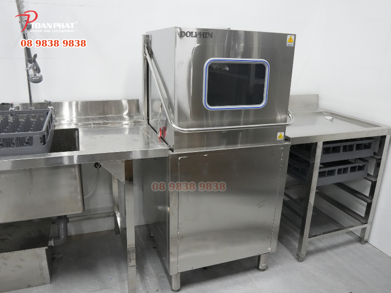 Máy rửa chén trong hệ thống bếp Toàn Phát lắp đặt