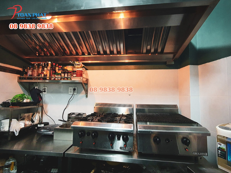 DỰ ÁN BẾP CÔNG NGHIỆP QUÁN CÀ PHÊ DEVAUX | THI CÔNG BỞI TOÀN PHÁT 4 Bếp âu 4 họng và lò nướng than do Toàn Phát lắp đặt