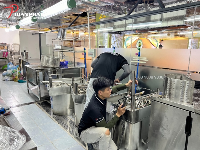 Thi công lắp đặt bếp công nghiệp - nhà hàng, khách sạn uy tín giá tốt 29 Đội ngũ Toàn Phát thi công lắp đặt cho hệ thống quán phở