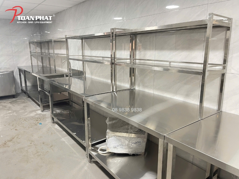 Thi công lắp đặt bếp công nghiệp - nhà hàng, khách sạn uy tín giá tốt 7 Hệ thống kệ inox 304 cao cấp, đồng bộ thẩm mỹ
