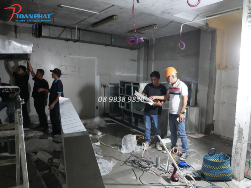 Thi công bếp công nghiệp - nhà hàng, khách sạn uy tín giá tốt 15 Đội ngũ kỹ thuật Toàn Phát lắp đặt hệ thống bếp công nghiệp