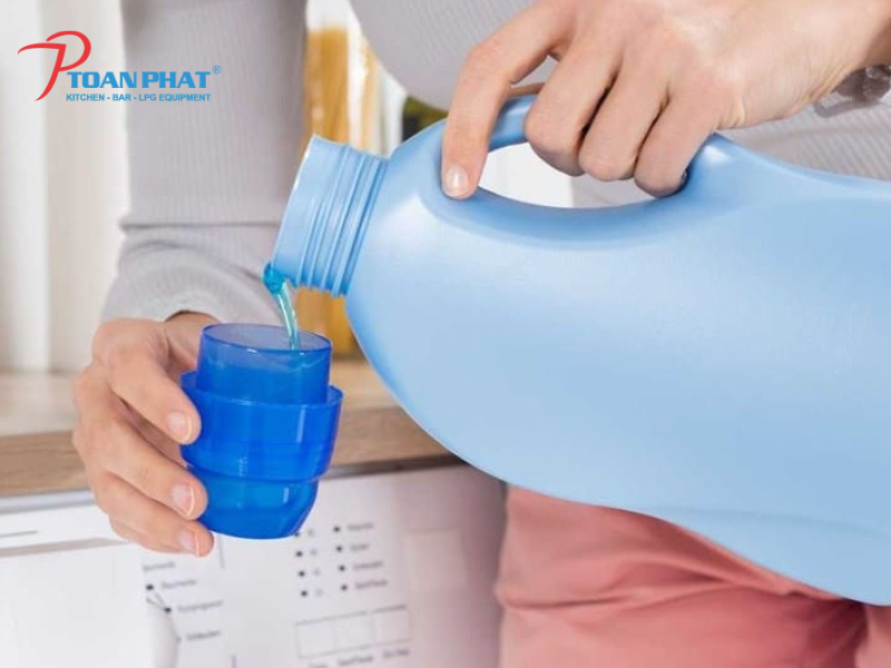 TOP 5 loại nước giặt công nghiệp tốt nhất cho khách sạn, nhà máy 7 Pha đúng liều lượng theo khối lượng vải
