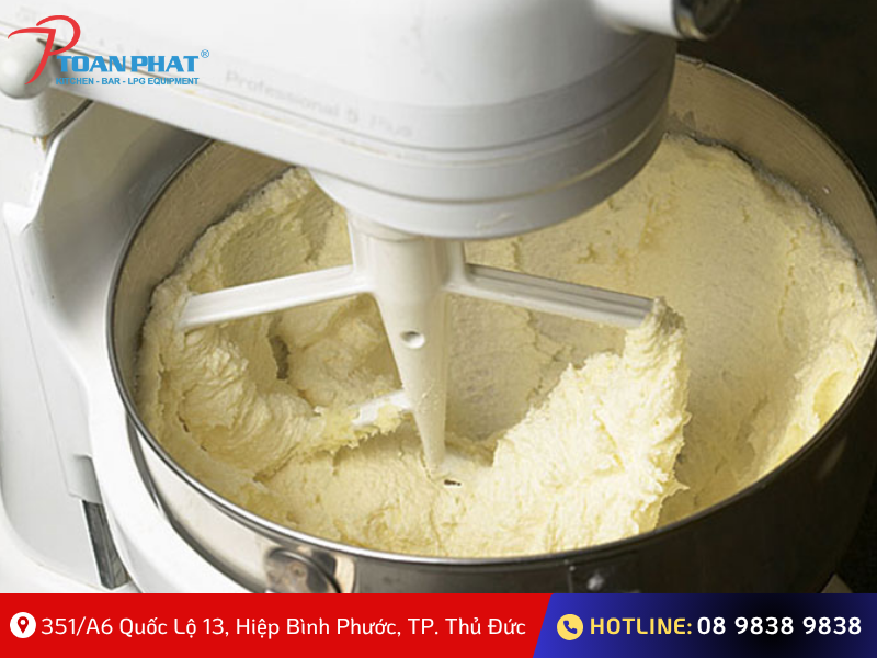 Quy trình sản xuất bánh mì công nghiệp đạt chuẩn chất lượng 2025 3 Trộn và nhào bột bằng máy công nghiệp
