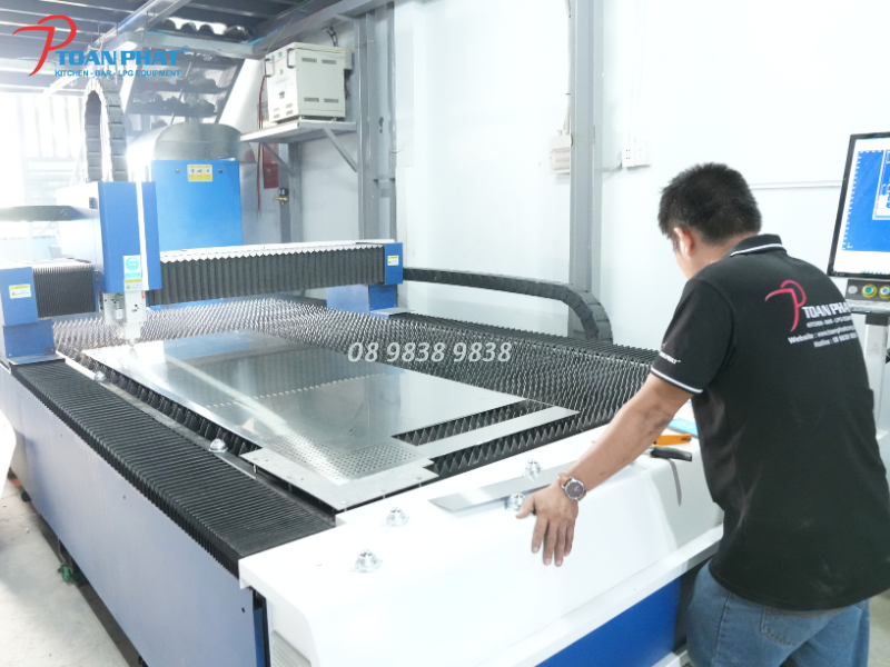Thi công bếp công nghiệp - nhà hàng, khách sạn uy tín giá tốt 12 Toàn Phát có xưởng inox sản xuất trực tiếp ứng dụng máy móc hiện đại