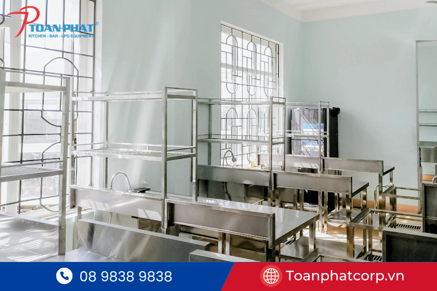 Dự án bếp thực hành cho Trường Trung cấp Kỹ thuật Yên Thành 2 Giới thiệu về dự án bếp thực hành trường Trung cấp Kỹ Thuật Yên ThànhToàn Phát vinh dự là đơn vị được chọn triển khai thiết kế – thi công toàn diện hệ thống bếp công nghiệp cho dự án này, với giải pháp chuyên biệt dành riêng cho mô hình bếp ăn tập thể trong khối giáo dục nghề nghiệp.
