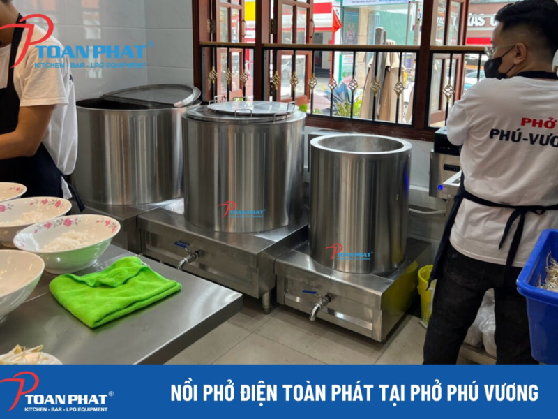 Nồi nấu phở điện 120L 4 Nồi nấu phở điện được sử dụng tại các quán phở có quy mô vừa và lớn