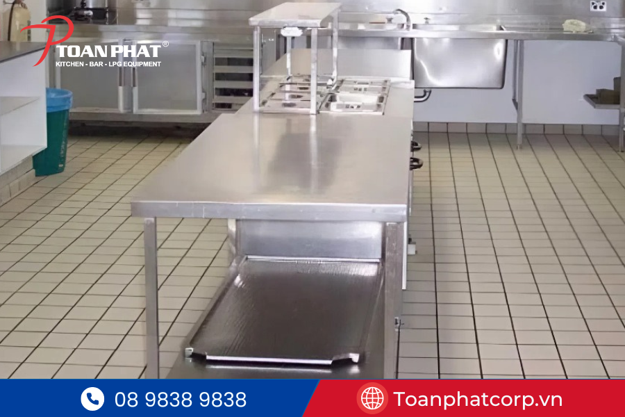 Dự án bếp bánh Trường học song ngữ Quốc tế Hoàng Gia Royal School 10 Bàn làm bánh inox bền chắc, tiện dụng