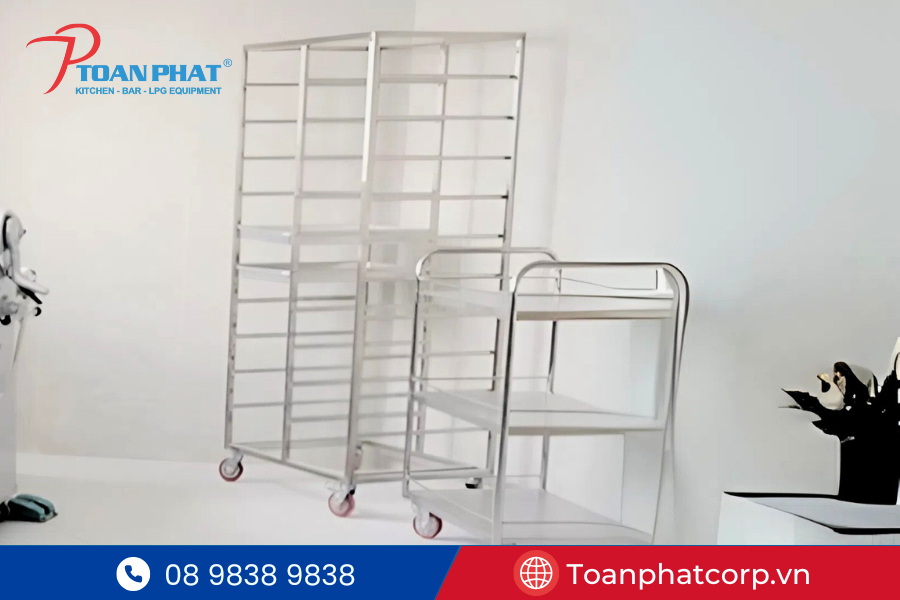 Kệ đẩy khay bánh giúp vận chuyển bánh dễ dàng