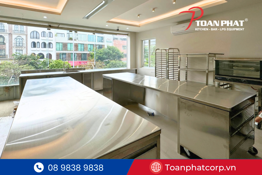 Dự án bếp bánh tại Red Apron Quận 7 4 Hình ảnh khu trộn bột với thiết bị inox dễ dàng thao tác
