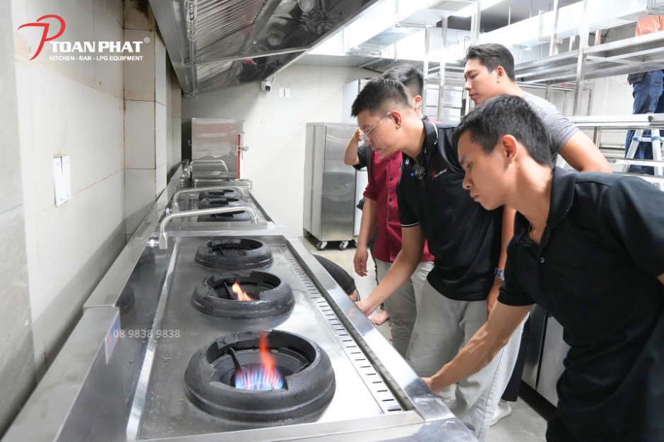 Bếp Á công nghiệp được thiết kế để đạt nhiệt độ cao trong thời gian ngắn