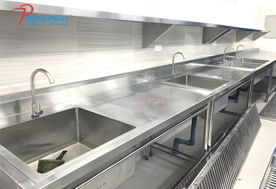 Dự án thi công bếp ăn công nghiệp Công ty cổ phần Phong Phú 9 Bàn inox và chậu rửa công nghiệp