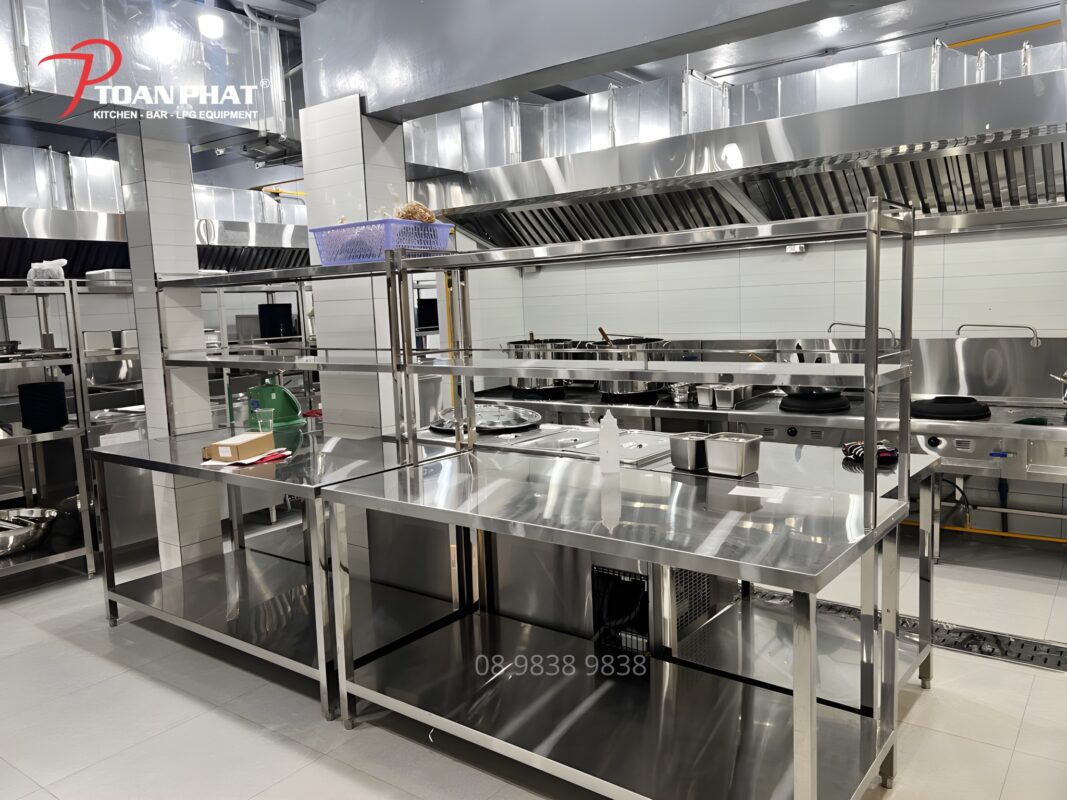 Hệ thống hút khói được Toàn Phát lắp đặt cho bếp công nghiệp nhà hàng
