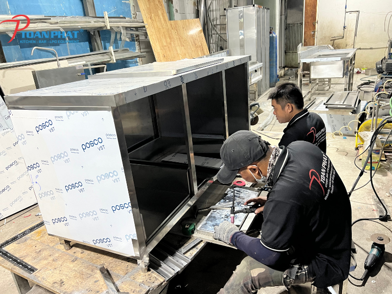 Gia công tủ inox cho bếp công nghiệp theo yêu cầu, giá tốt 8 Gia công sản phẩm tại xưởng