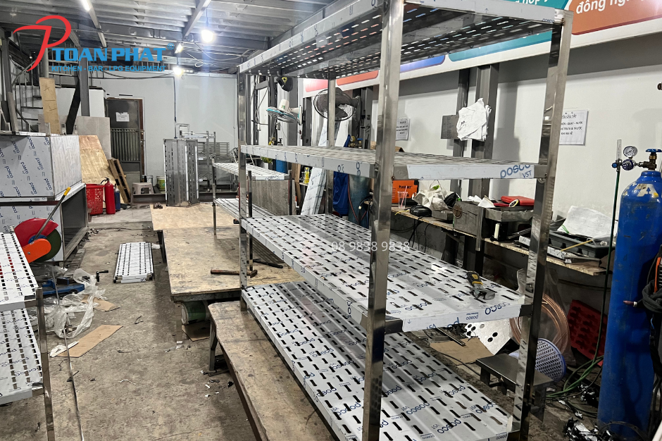 Kệ inox được sản xuất trực tiếp tại xưởng, đảm bảo chất lượng