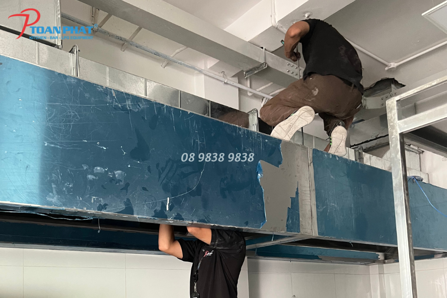 Đội ngũ kỹ thuật Toàn Phát lắp đặt chụp hút khói
