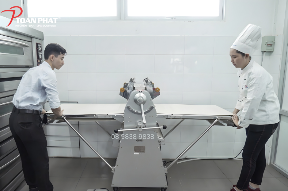 Xưởng sản xuất bánh chuyên nghiệp cần có máy cán bột để tiết kiệm thời gian và công sức