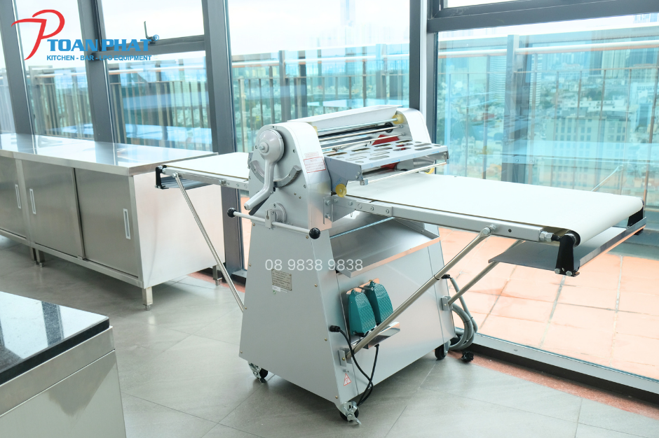 Máy cán bột – thiết bị không thể thiếu ở các tiệm bánh