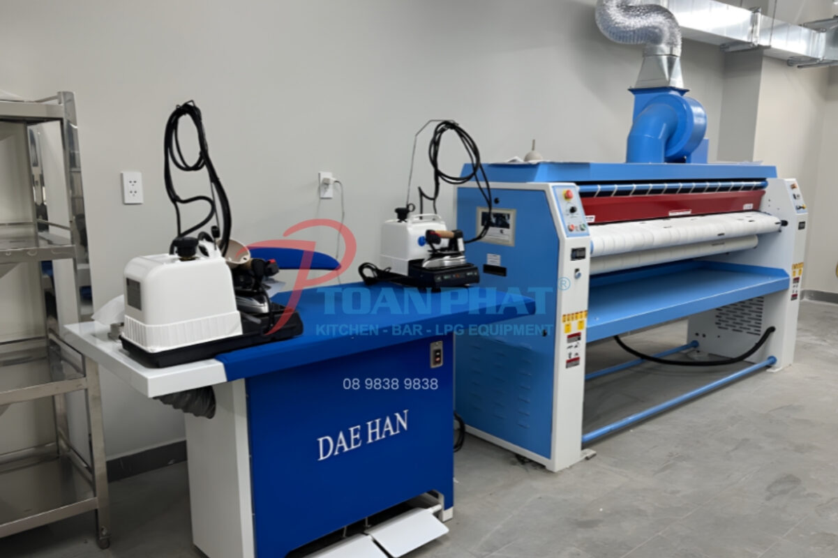 Bàn ủi hơi chuyên dụng, giúp làm phẳng đồ vải nhanh chóng