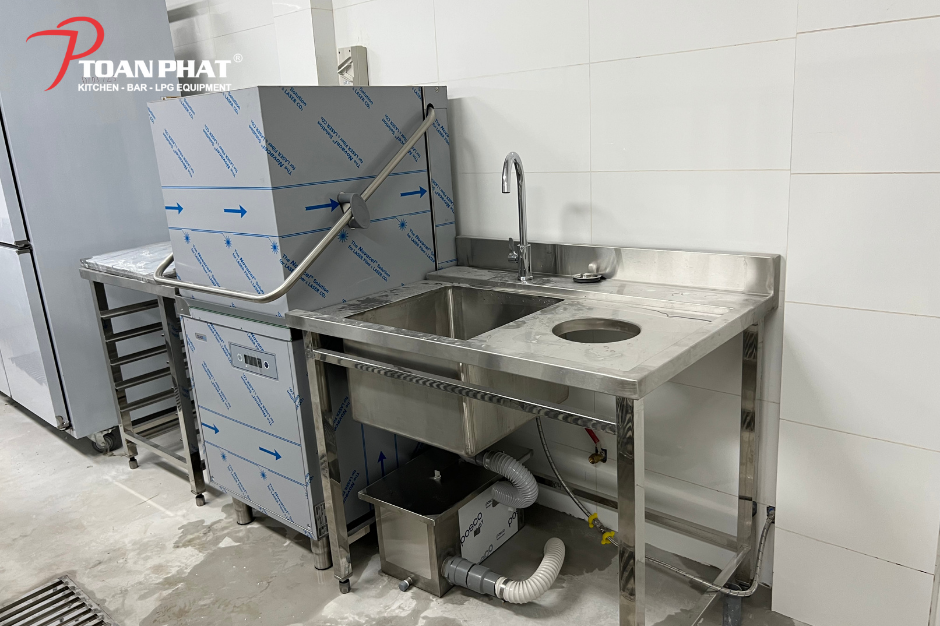Máy rửa chén được làm từ inox 304, bền bỉ