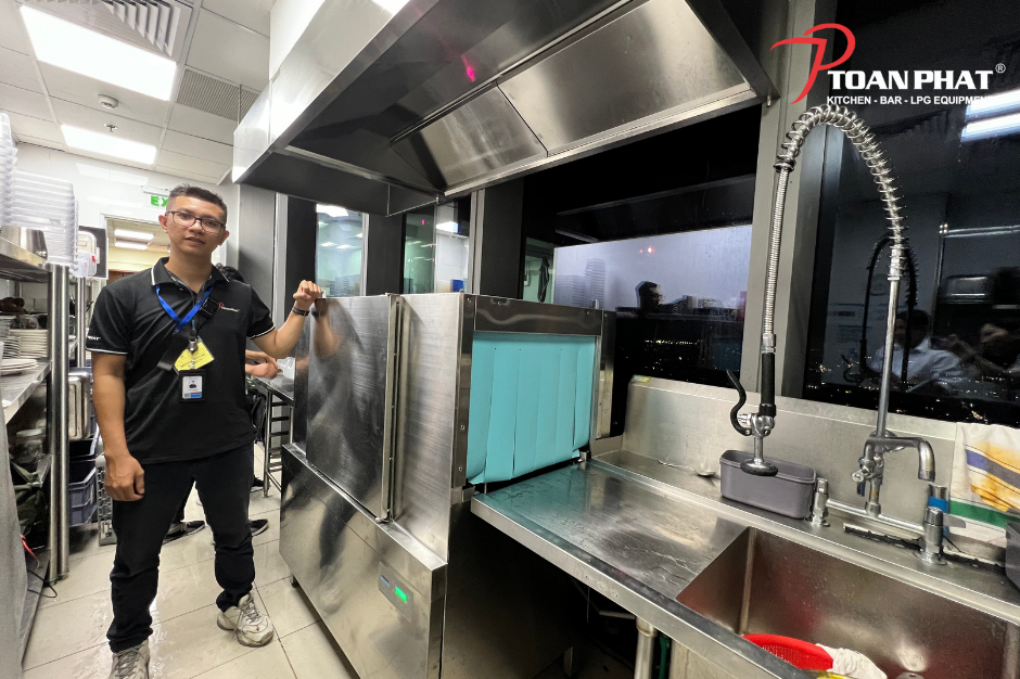 Máy rửa chén do Toàn Phát cung cấp cho dự án bếp công nghiệp