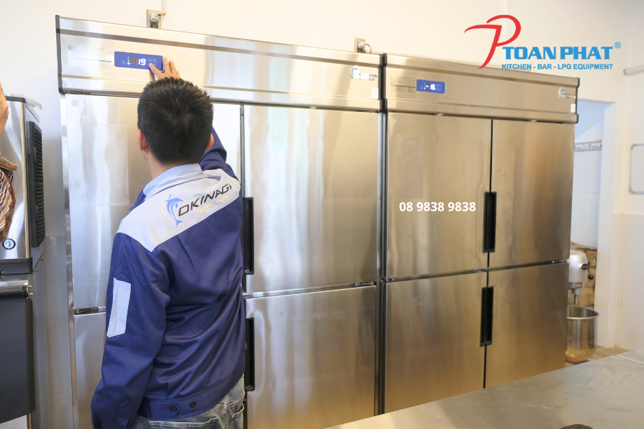 Tủ lạnh công nghiệp được trang bị màn hình LED hiển thị nhiệt độ