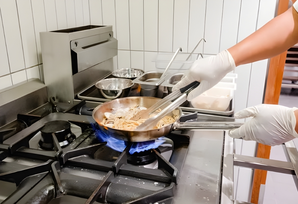 Sản phẩm bếp Âu 4 họng Nayati nổi bật với ngọn lửa mạnh, điều chỉnh nhiệt chuẩn xác