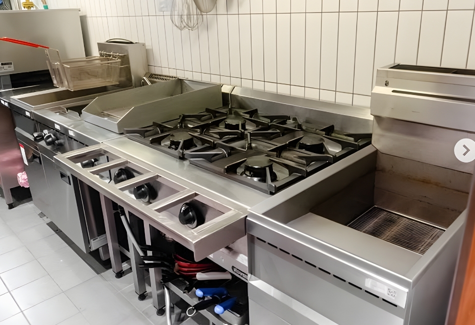 Sản phẩm được làm từ inox cao cấp, kiềng gang chịu nhiệt, vận hành ổn định nhiều giờ liền