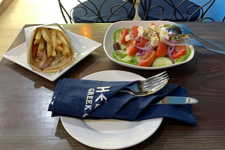 Bàn ăn Hellas bày trí theo phong cách Greek truyền thống, tạo cảm giác ấm cúng.