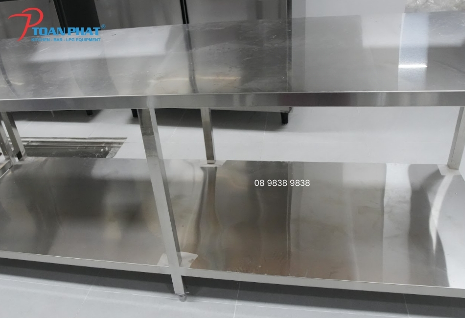 Bàn sơ chế nguyên liệu