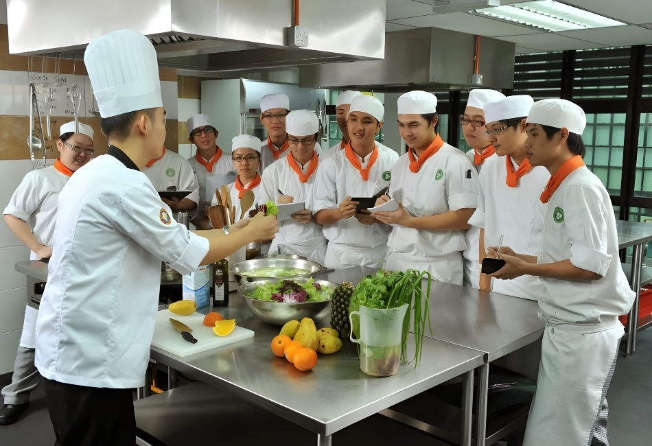 Checklist chuẩn bị Tết cho nhà hàng, quán ăn: Đầy đủ - dễ áp dụng 7 Có kế hoạch nhân sự từ sớm