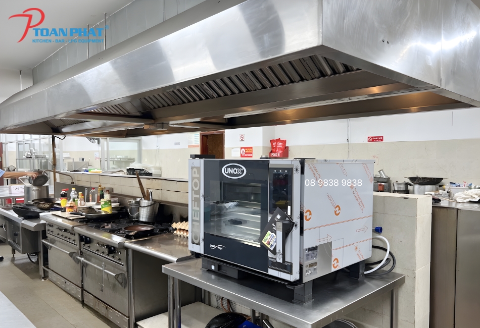 Khu bếp PTSC Petro Hotel được Toàn Phát thiết kế theo quy trình một chiều