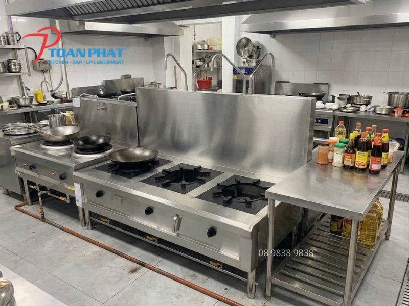 Bếp hầm ba họng inox Toàn Phát trong mô hình nhà hàng tiệc cưới