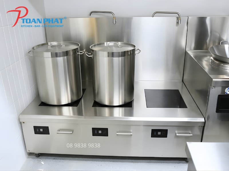 Bếp thấp điện từ ba họng Okinaga lắp đặt trong dự án tòa nhà Etown, bố trí gọn gàng