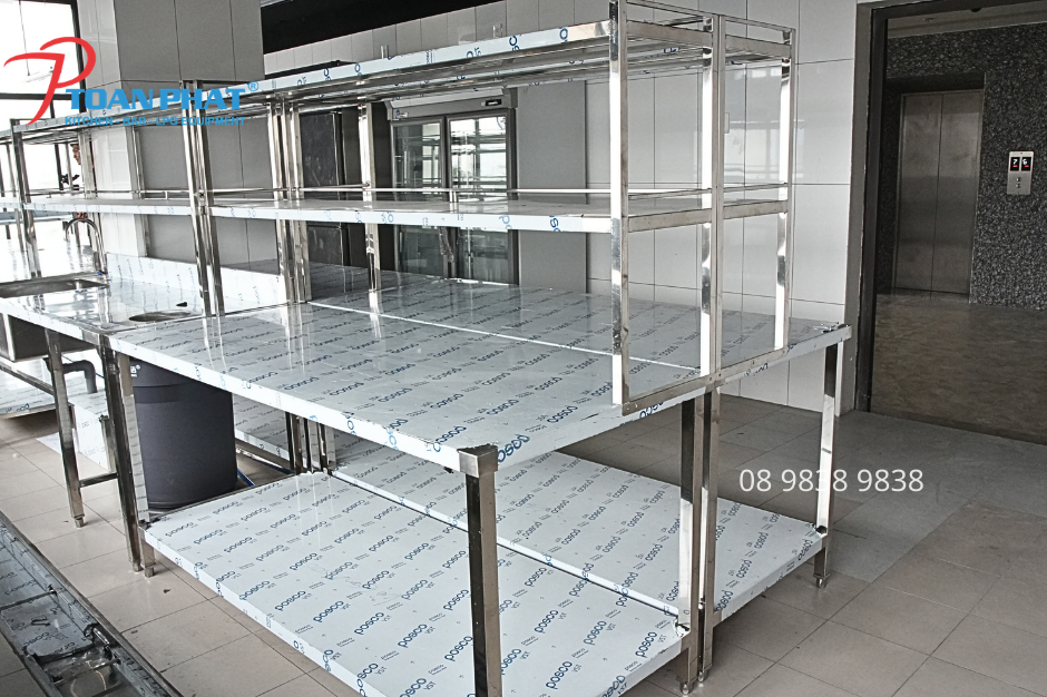 BÀN INOX 2 TẦNG ĐA DẠNG KÍCH THƯỚC 9 Mẫu bàn bếp công nghiệp có kệ phía trên tiện đặt gia vị và dụng cụ