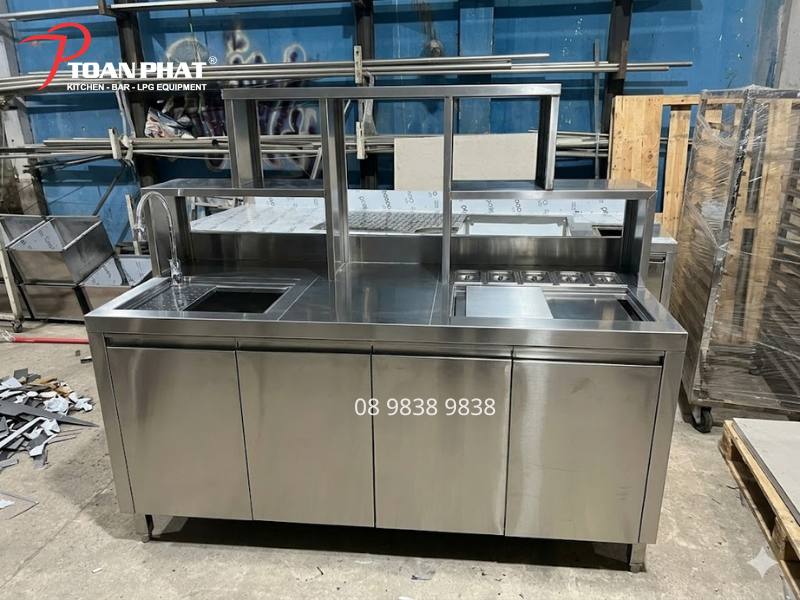 Quầy pha chế inox giúp tối ưu không gian làm việc trong quán đồ uống
