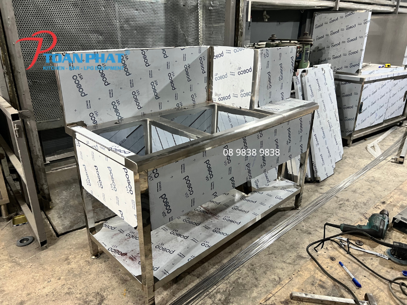 Chậu rửa inox 2 hố có chậu dưới do Toàn Phát sản xuất