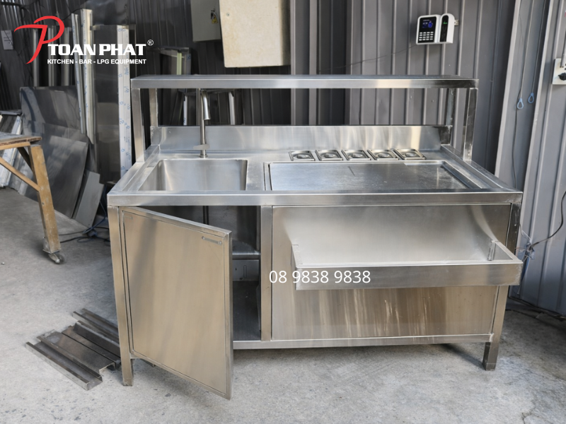 QUẦY PHA CHẾ INOX 1M6 5 Quầy pha chế trà sữa inox tích hợp khay topping nhiều ngăn và bồn rửa