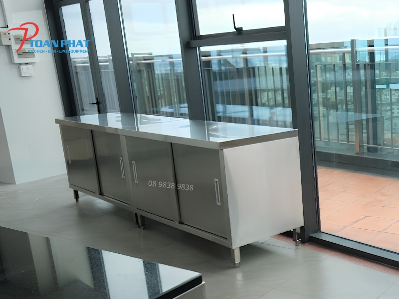 Bàn tủ cửa lùa tại khu bếp thực hành Trường UEF
