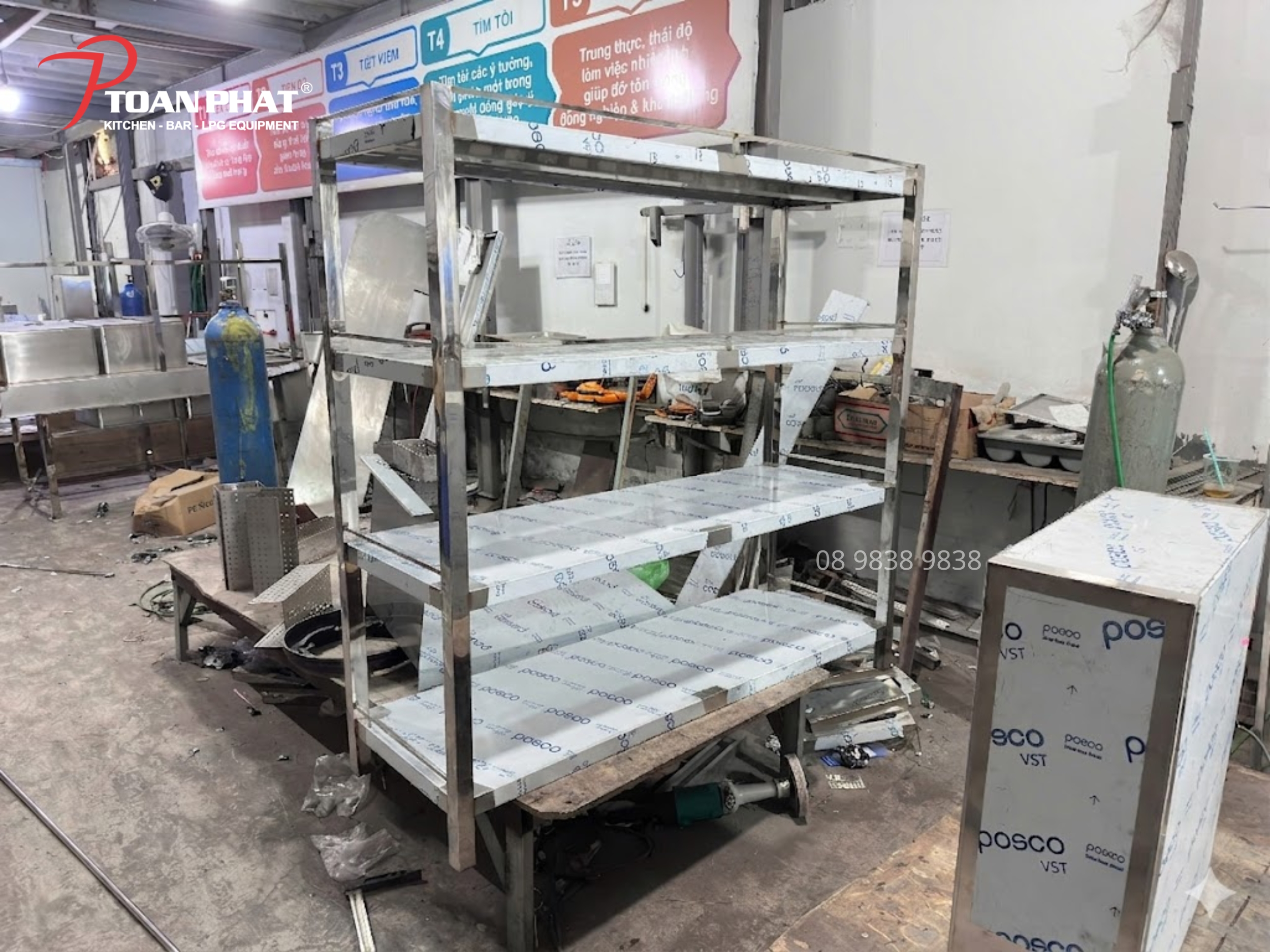 KỆ PHẲNG INOX 4 TẦNG 7 Giá Kệ phẳng inox 4 tầng phụ thuộc vào kích thước, độ dày inox và yêu cầu gia công thực tế của từng mô hình sử dụng