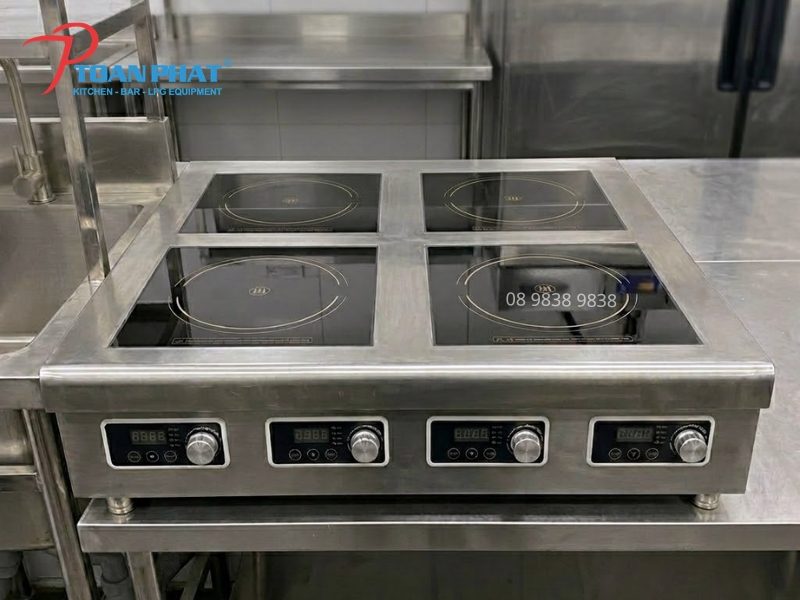 Bếp âu điện từ 4 họng để bàn Okinaga trong khu bếp căn tin nhà máy