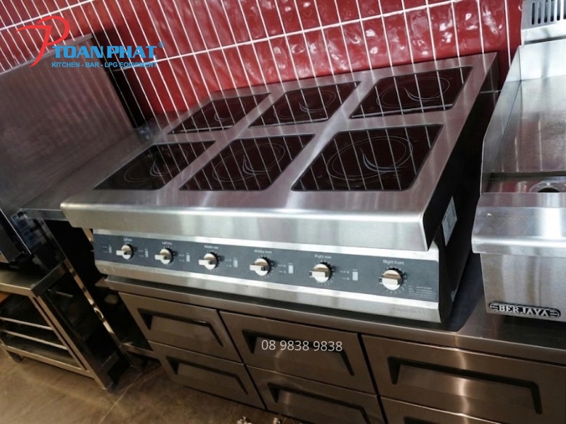 Bếp âu điện từ 6 họng để bàn Okinaga tại khu bếp food court Etown 4, bố trí gọn gàng, phù hợp bếp công nghiệp