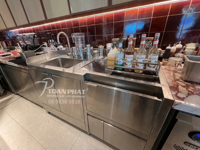 Chậu rửa có tủ cửa mở inox tại quầy pha chế The Running Bean quận 1